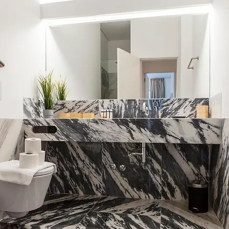 Modern One Bedroom Flat With Kitchen By Lovelystay Apartment *