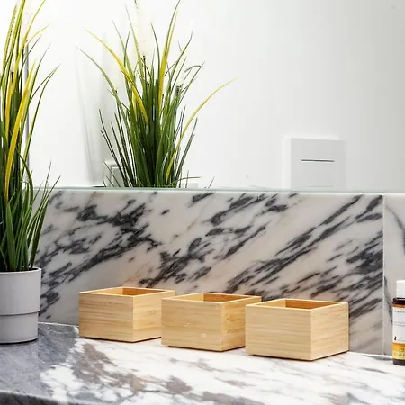 Modern One Bedroom Flat With Kitchen By Lovelystay